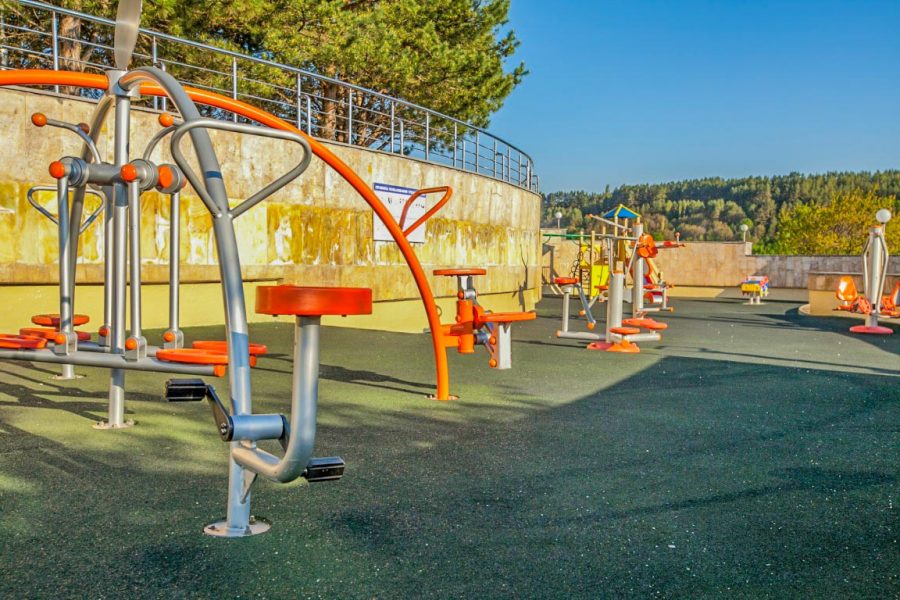 Тренажерная уличная площадка в санатории Заря в городе Кисловодске - фотография