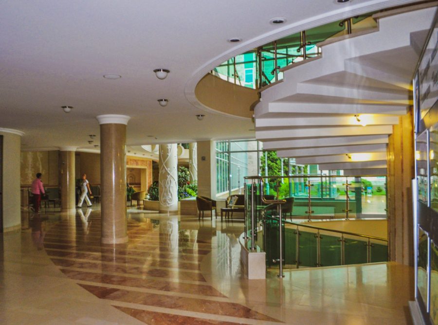 Холл в санатории Заря в городе Кисловодске - фотография