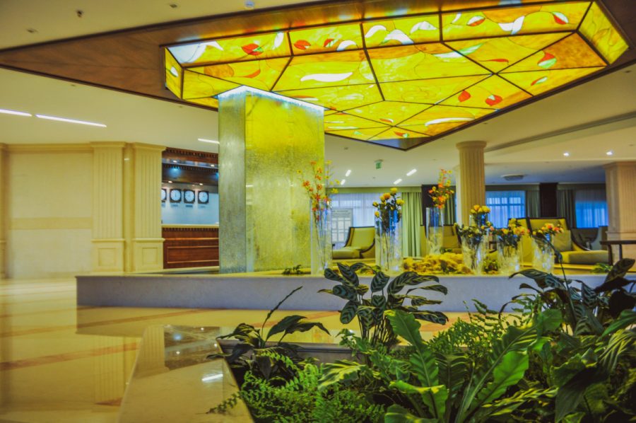 Центральный холл в санатории Заря в городе Кисловодске - фотография