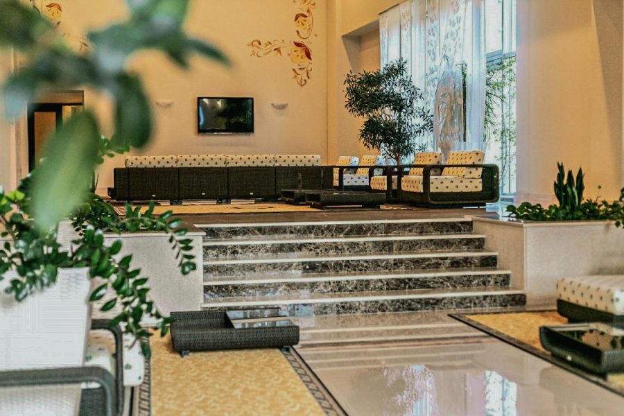 Холл в санатории Заря в городе Кисловодске - фотография