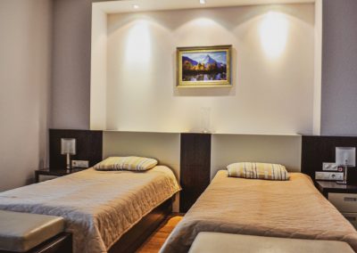 Двухместный номер в санатории Заря в городе Кисловодске - фотография