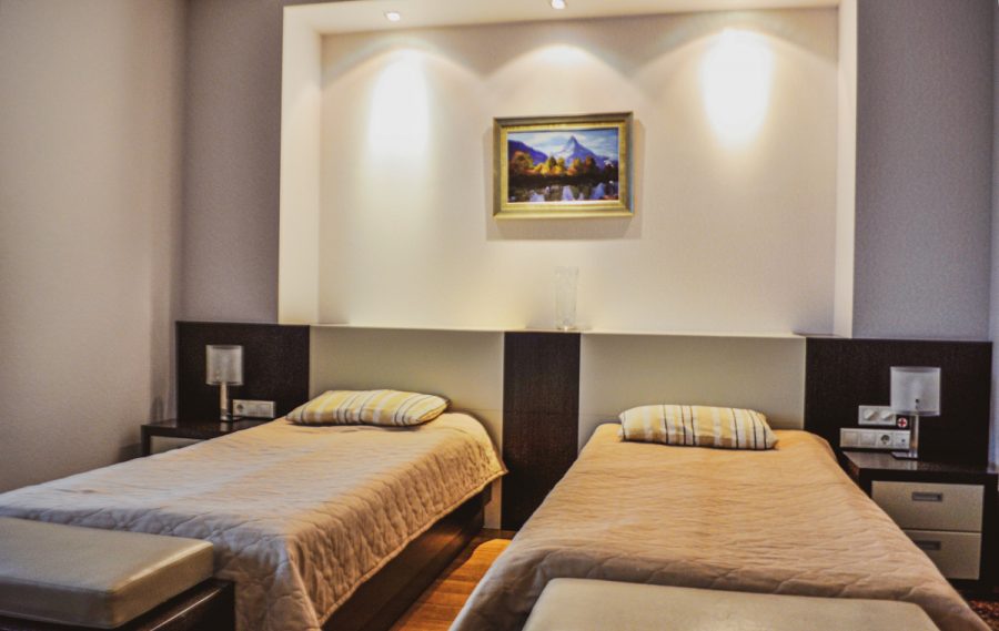 Двухместный номер в санатории Заря в городе Кисловодске - фотография