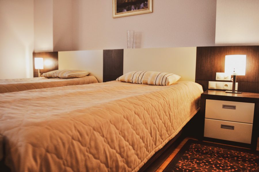 Двухместный номер в санатории Заря в городе Кисловодске - фотография