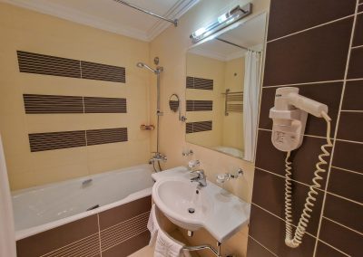 Двухместный номер в санатории Заря в городе Кисловодске - фотография