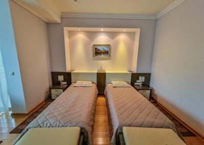 Двухместный номер в санатории Заря в городе Кисловодске - фотография