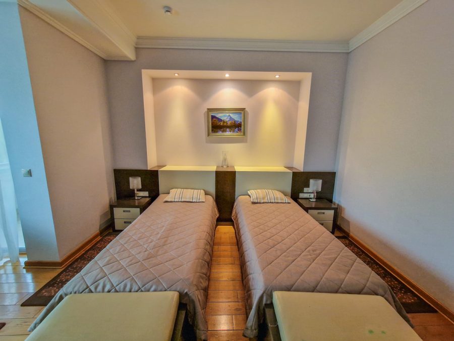 Двухместный номер в санатории Заря в городе Кисловодске - фотография