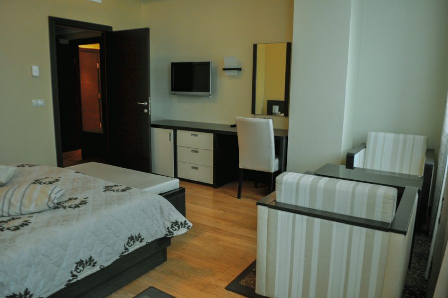 Двухкомнатный люкс в санатории Заря в городе Кисловодске - фотография