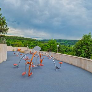 Тренажерная уличная площадка в санатории Заря в городе Кисловодске - фотография