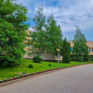 Территория в санатории Заря в городе Кисловодске - фотография
