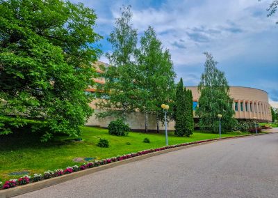 Территория в санатории Заря в городе Кисловодске - фотография