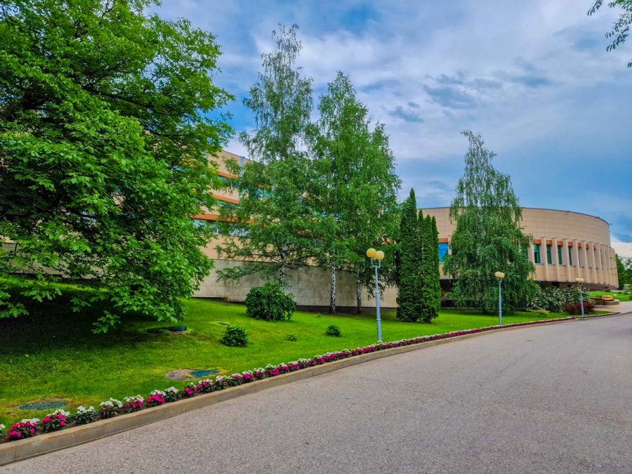 Территория в санатории Заря в городе Кисловодске - фотография