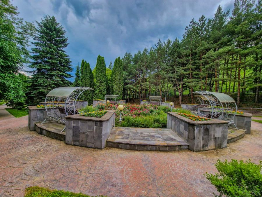 Территория в санатории Заря в городе Кисловодске - фотография