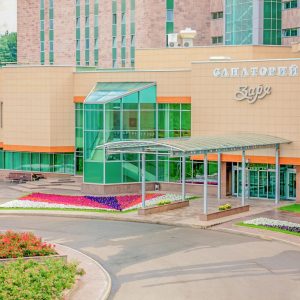 Территория в санатории Заря в городе Кисловодске - фотография