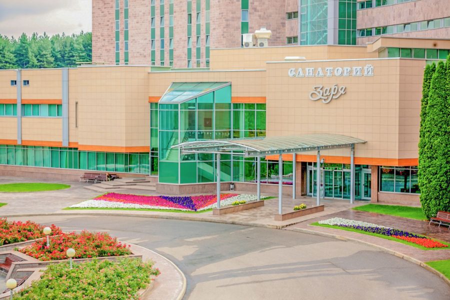 Территория в санатории Заря в городе Кисловодске - фотография