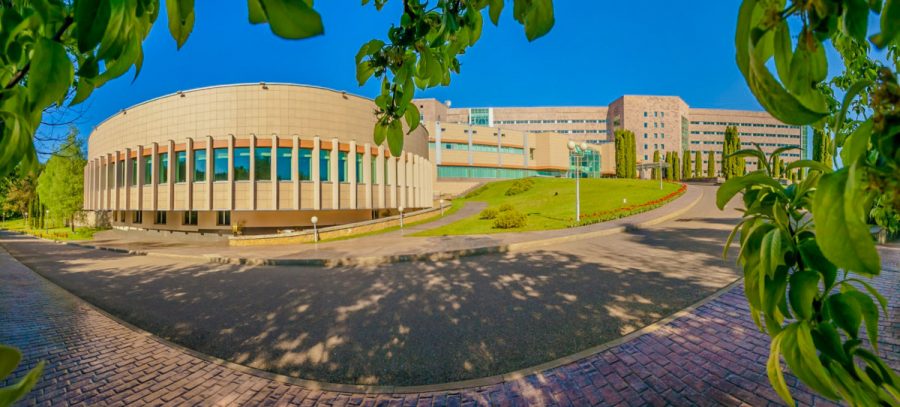 Территория в санатории Заря в городе Кисловодске - фотография