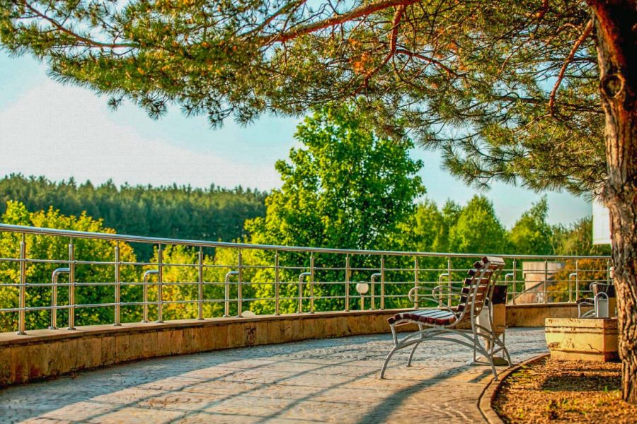 Территория в санатории Заря в городе Кисловодске - фотография